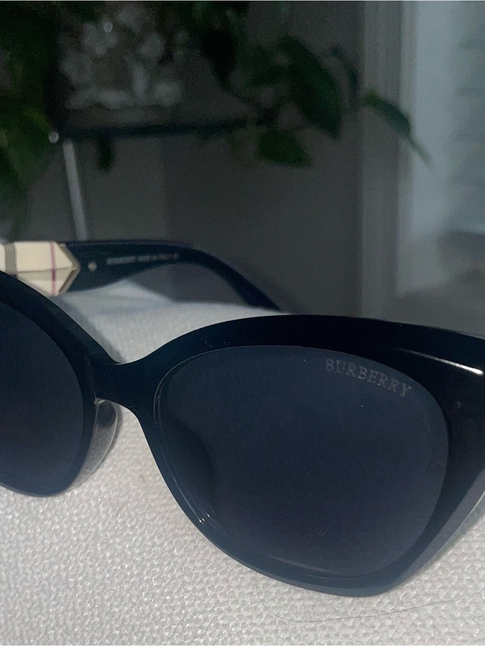 Fashion sunglasses with engraved lense and side pattern